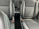 車外に出なくても運転席から3列目シートまで移動が可能です。子育てや荷物が多いときなど利便性が高いです