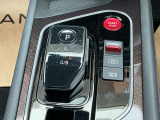 電制シフト。手のひらで包むようにして、手首を軽く動かすだけでシフトできる、マウス感覚のシフト。