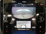 運転席からは見えにくい左右のエリアまでしっかりカバーし、死角を減らして視界を拡大。狭い道でのすれ違いや、建物の陰から車や歩行者が現れる場面でも、安心して状況を把握できる頼れる機能です。