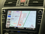 見やすい地図表示で、目的地までスムーズに案内してくれます。渋滞情報も確認できるので、効率的なルートを選択できます。快適なドライブをサポートします。