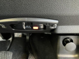 運転席横にあるスイッチです。スマートアシストやアイドリングストップ、横滑り防止機能をOFFにするもの、コーナーセンサーをONにするものです。