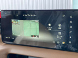 前後のカメラ映像を大型モニターで確認可能。録画データの確認や設定も画面上でスムーズに行えます。