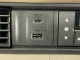 スマートフォンなどの充電に便利なUSBジャック。運転席からも助手席からも使いやすいです。
