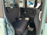 リヤシートも全車消毒済み。天井も高く広々快適空間!足元も軽とは思えない広さ。左右シートが別々に動くのでアレンジ色々♪