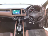運転席周りのレイアウトをご覧ください。ナビゲーションが綺麗に装着されすっきり収まってますね!
