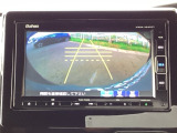 バックモニター付きで、車庫入れやバック時の後方確認をサポート。