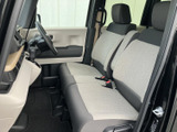 運転席からの視界は広く、運転操作もスムーズに行えます。使いやすい配置で、初心者の方でも安心して運転できます。快適なドライビングをサポートします。