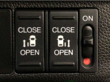 【両側パワースライドドア】両側がパワースライドドアになっており、運転席のスイッチやスマートキーでも開閉が可能です!開口部も広いので乗り降りも楽々♪