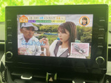 停車中にテレビや動画をお楽しみいただけます。長距離ドライブのお供に最適です。後部座席の方も楽しめますね。