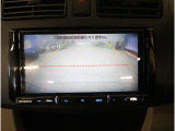 バックカメラが後方の状況を確認でき、歩行者への安全にもつながります。狭い駐車場や車庫入れを安心して行えるようサポートし、スムーズな駐車に役立つ装備です。