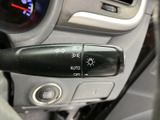 操作しやすいウインカーレバーは、スムーズな車線変更をサポートします。オート機能も搭載されており、安全な運転に貢献します。直感的に操作できます。