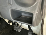 【収納部】パッと手に取りたい小物の置き場に便利。その他、沢山の収納部がございます。