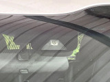 【ホンダセンシング】走行中に前方の車両等を認識し、衝突しそうな時は警報とブレーキで衝突回避と被害軽減をアシスト。より安全にドライブをお楽しみいただけます。