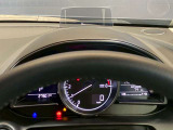 必要な情報を投影するヘッドアップディスプレイ(運転席前のガラス等に車速やナビ情報を投影する機能)。視線移動を抑え、速度やナビのルート案内、安全警告を直感的に確認。長距離運転でも疲れません。