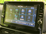 高精細なディスプレイが、運転中の情報提供をサポート。様々な機能が直感的に操作でき、快適なドライブを演出します。多彩なメディアに対応している点も魅力です。