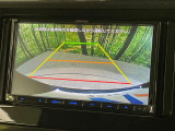 【バックカメラ】駐車時に後方がリアルタイム映像で確認できます。大型商業施設や立体駐車場での駐車時や、夜間のバック時に大活躍!運転スキルに関わらず、今や必須となった装備のひとつです!