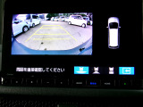 バックカメラの画像です。ガイドラインがスムースな車庫入れをサポートいたします。車庫入れの安心感がアップしますね。