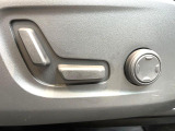 【メモリー機能付きパワーシート】ドライバーごとに設定したシート位置を記憶して、ボタン一つで切り替えできる便利な機能!運転する方が複数名いらっしゃるご家庭におすすめです。