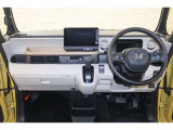 操作性に優れた運転席となります!小物入れや各ボタンの配置にこだわり、使いやすいです!座り心地もよく視認性も良好なのでロングドライブもお任せ下さい!