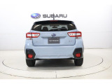 SUBARUリヤビークルディテクションを搭載。後方から接近する車両を検知し、ドアミラーのLEDインジケーターで注意を促します。車線変更や後退時の安全確認をサポートし、安心感の高いドライブを実現します。