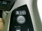 電動格納式ミラーなので、対向車などとのすれ違い時にも便利です。