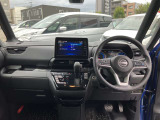 すっきりした運転席周りにはナビやエアコンの操作パネルを設置しておりますので、お一人での運転でもご安心できます。