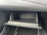 【グローブボックス】大容量のグローブボックスです!!車検証ケース他、日頃使う小物類の収納スペースもたくさんあります!
