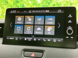 停車中、お気に入りの番組や映像を大画面で楽しめます。移動時間を有効活用したい方におすすめ。家族旅行やレジャーに最適です。安全運転を心がけましょう。