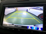 バックカメラの画像です。ガイドラインがスムースな車庫入れをサポートいたします。車庫入れの安心感がアップしますね。