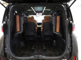 サードシートを跳ね上げると大容量の収納スペース♪家族で旅行に出掛けたり♪ゴルフや釣りなど〜趣味にも大活躍です♪