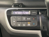 【オートエアコン】一度お好みの温度に設定すれば、車内の温度を検知し風量や温度を自動で調整。暑い&hellip;寒い&hellip;と何度もスイッチ操作をする必要はありません。快適な車内空間には必須の機能ですね♪