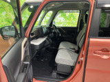 運転席からの視界は良好で、周囲の状況を把握しやすいです。シートの形状も工夫されており、長時間の運転でも疲れにくいでしょう。