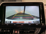 リバースギアに入れるだけで後方の表示へ切り替わります。夜間や雨の日の駐車も楽になりますよ。
