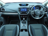 ■視界良好で運転しやすいコックピットです。シンプルで操作性の良いインパネ回りにデザインされ、SUBARUは安全性能に徹底的にまでこだわった視界設計を行っています。
