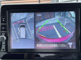 アラウンドビューモニター。上空から見下ろしているような映像で、スムースな駐車をサポートします。