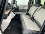 運転席からの視界は広く、運転操作もスムーズに行えます。洗練された内装が、快適なドライブを演出します。