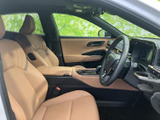 広々とした室内空間が魅力。上質な素材が使用され、快適なドライブを演出します。落ち着いた色合いで、リラックスできます。