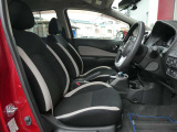 運転席はほどよくホールド感のある形状をしておりますので、運転がしやすいです。