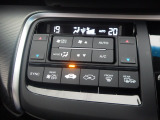 オートエアコンは左右席で独立温度コントロールが可能です。運転席はキンキンに冷やして助手席はマイルドにと言った設定が可能です。暑さ寒さでケンカすることもなくなりますね。
