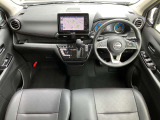 前席内装の全体像です。是非実車をご覧にお越し頂き実際にお座りください。