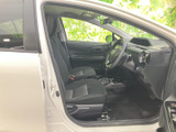 広々とした室内空間で、ゆったりとくつろげる運転席。運転に必要な情報が視認しやすい配置で、快適なドライブをサポートします。清潔感も保たれていますね。