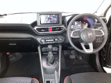 運転席周りのレイアウトをご覧ください。ナビゲーションが綺麗に装着されすっきり収まってますね!