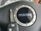 【キーレス】少し離れた場所からでもボタン一つでドアの開錠・施錠ができるのでとっても便利!ドアの鍵穴周りに傷をつけることもありません♪