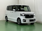 狭い駐車場でも、スライドドアならチャイルドシートへのお子さまの乗降や荷物の積載もスムーズ。とても便利な【両側電動スライドドア】ドアハンドを少し引くだけでリアドアが自動開閉します。