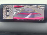360&deg;ビューモニターでは、両サイドとフロント、バックカメラの合成で、あたかも上空から見下ろした様に周囲を確認して頂けます。駐車場だけでなく、T字路等でも活躍のアイテムです!