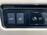 レーンデパーチャーワーニングは、意図しない車線逸脱の際にステアリングホイールに振動を与え、事故防止を促しより安全に運転できるためのシステムです。