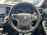 【純正革巻きステアリング】上質な革を使用することで、手にしっかり馴染みとても運転しやすいハンドルです♪