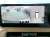 リバースにシフトするとまるで上空から見下ろしているような感じにナビゲーション画面に映し出します