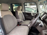 フロントシートのお写真です。 広い足元と、ゆったり座れるシートは長時間の運転でも疲れにくくなっております♪