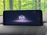 【マツダコネクト】車内の雰囲気にマッチした一体型タイプのディスプレイ。各種車輌設定やBluetooth再生等、様々な機能が楽しめます。専用SDカードのご購入で、ナビ機能も使用出来ます。